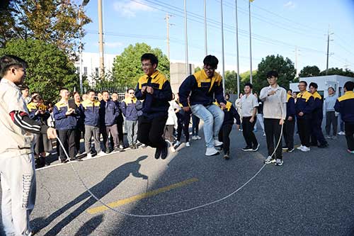 跳長(zhǎng)繩.jpg 秋韻飛揚(yáng) 活力綻放 | 上海創(chuàng)力集團(tuán)秋季運(yùn)動(dòng)會(huì)取得圓滿成功(圖6)