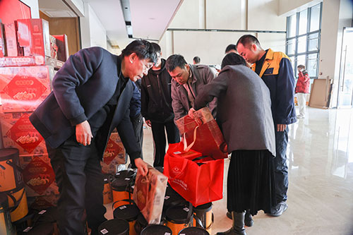  共度美好新春！上海創(chuàng)力集團為全體員工發(fā)放年貨大禮包(圖1)