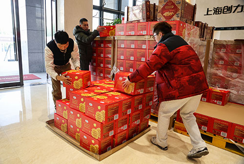  共度美好新春！上海創(chuàng)力集團為全體員工發(fā)放年貨大禮包(圖2)